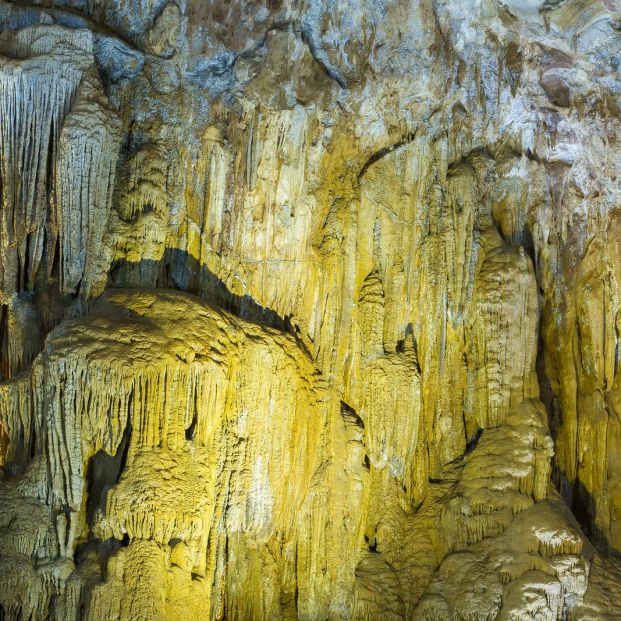 Piedra caliza formada en la cueva Son Doong, la más grande del mundo en Vietnam (BigStock)