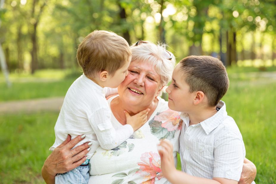 De abuelas que no sabían escribir, nietos con carreras brillantes: “Se lo debemos todo a ellas"