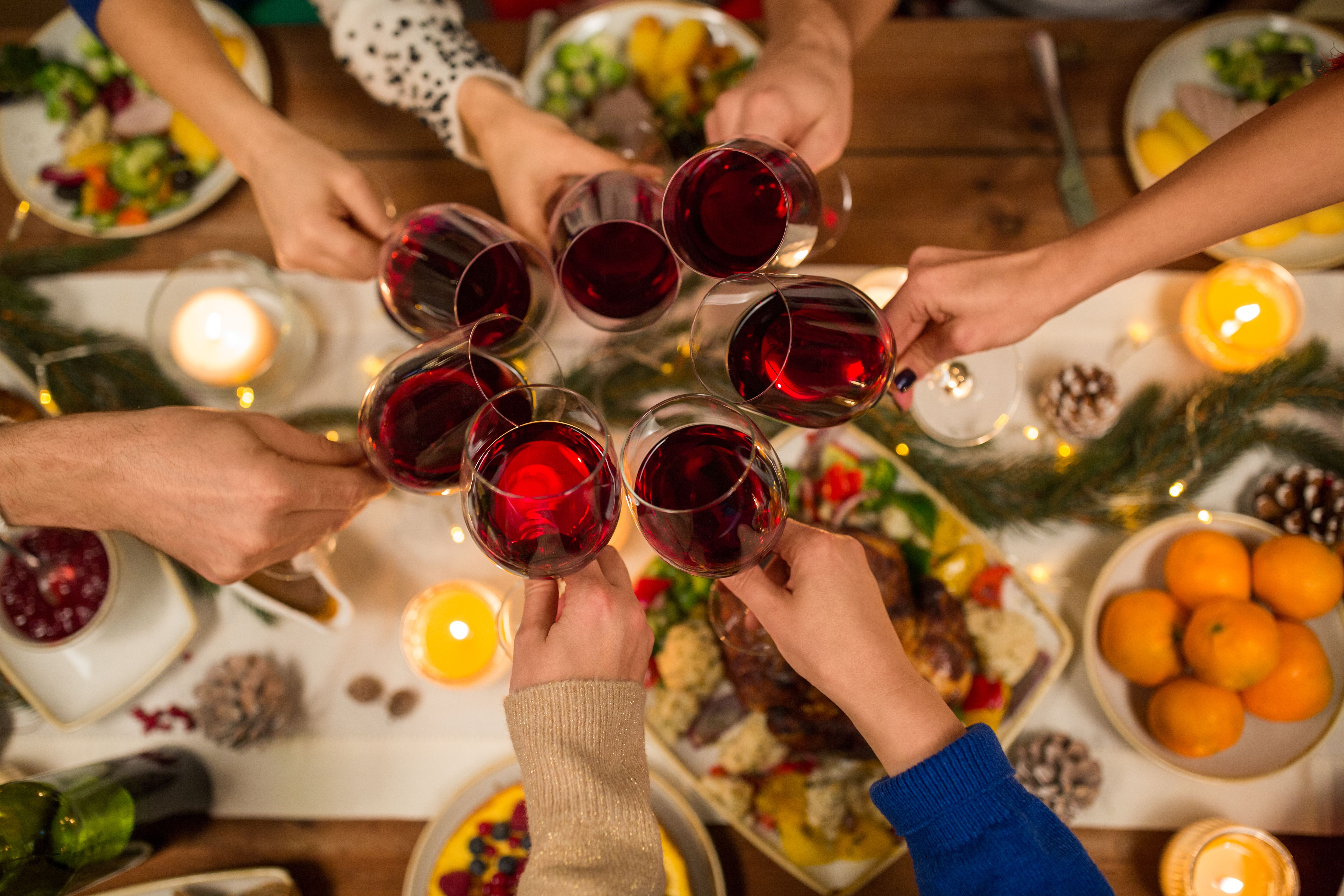 Cena con vino (bigstock)