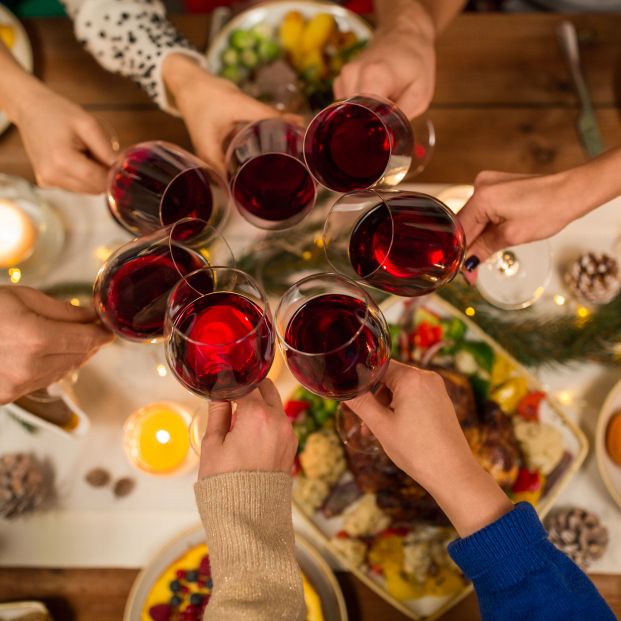 Cena con vino (bigstock)