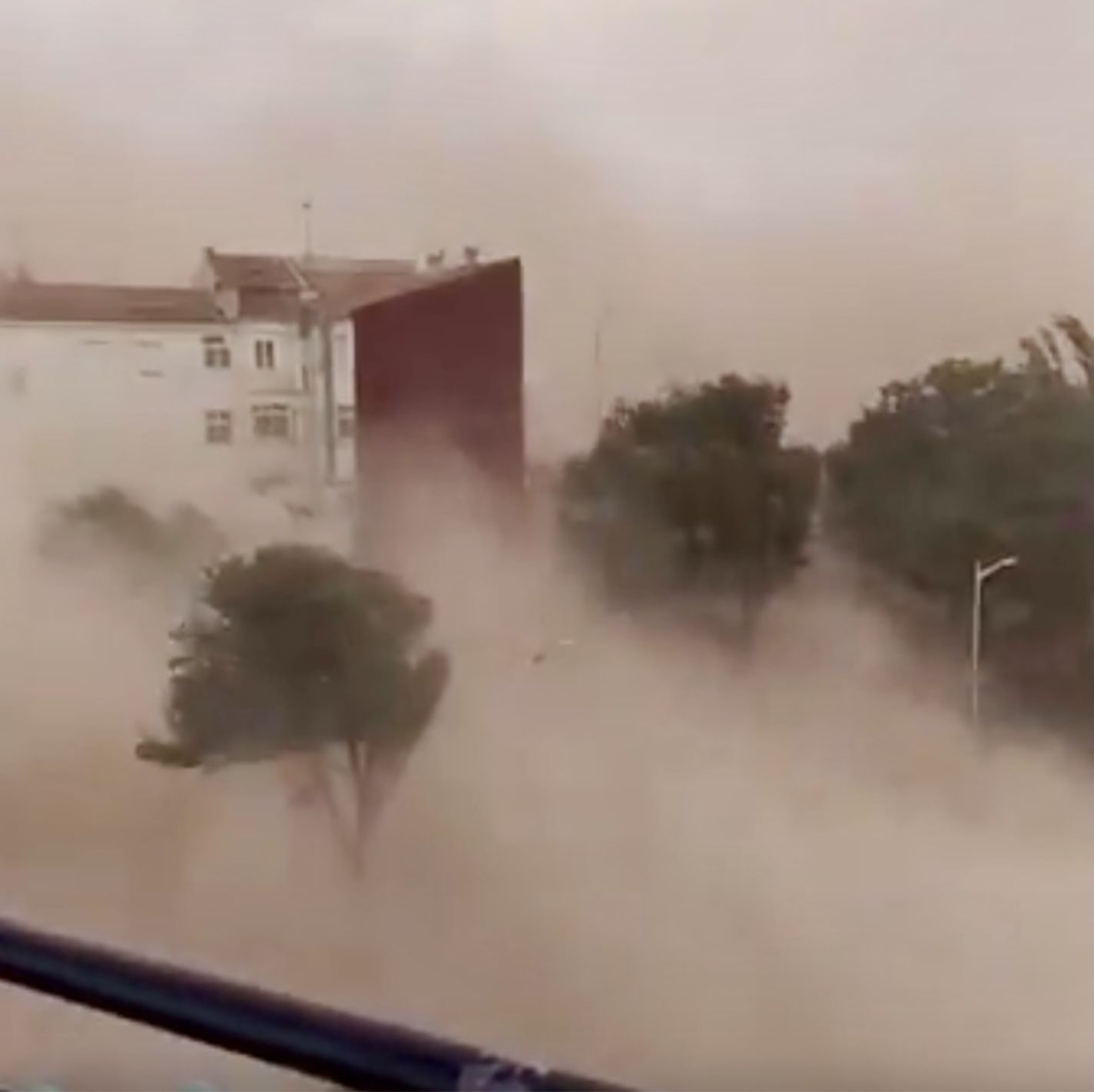 "¡Impresionante!": La ola de calor provoca una tormenta de arena en Albacete y se hace viral. Foto: captura vídeo de Twitter