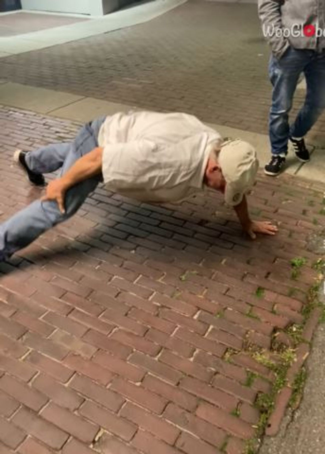 La divertida reacción de unos jóvenes ante la victoria de un hombre mayor en un reto de flexiones