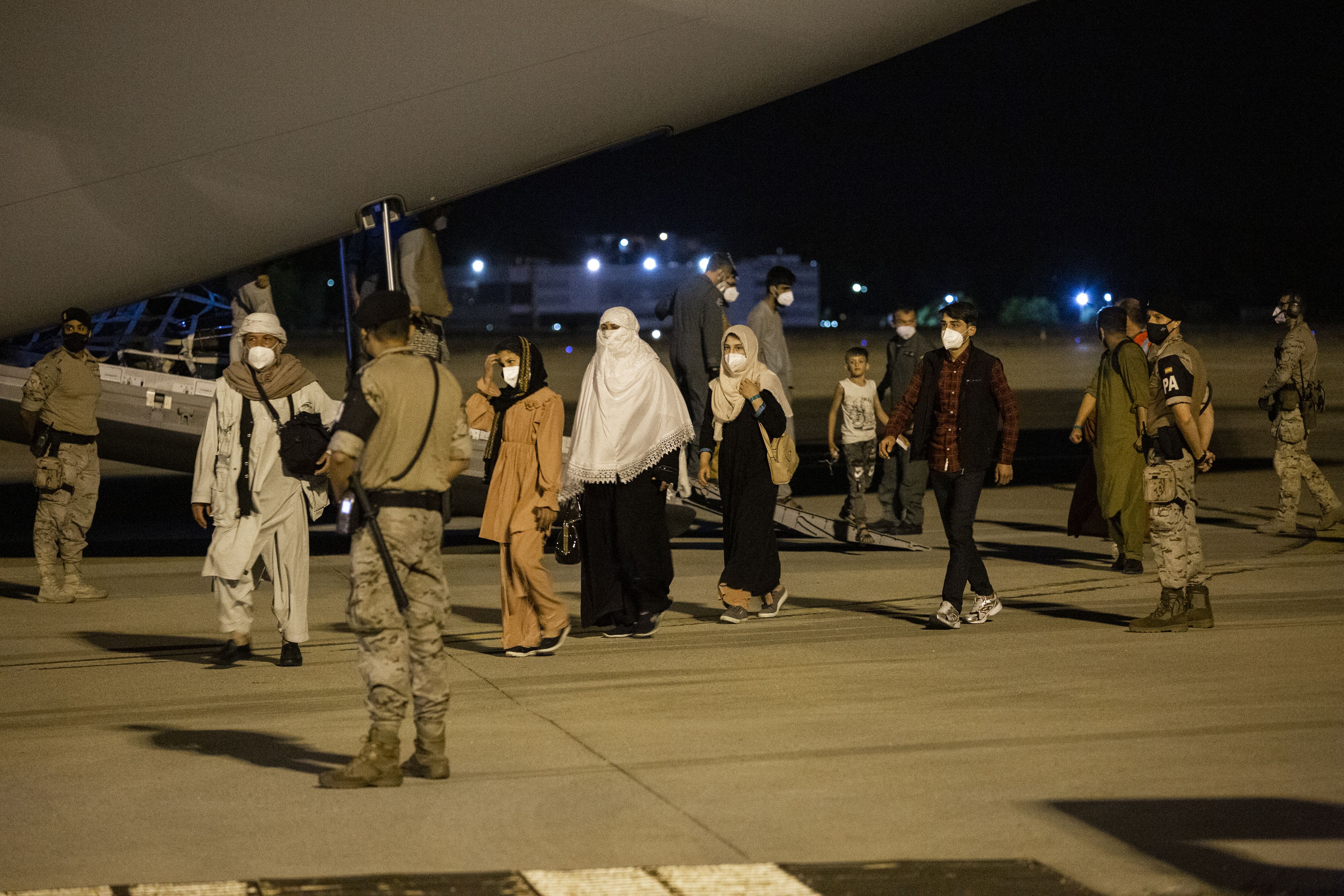 Escrivá, tras la llegada del primer vuelo de Afganistán