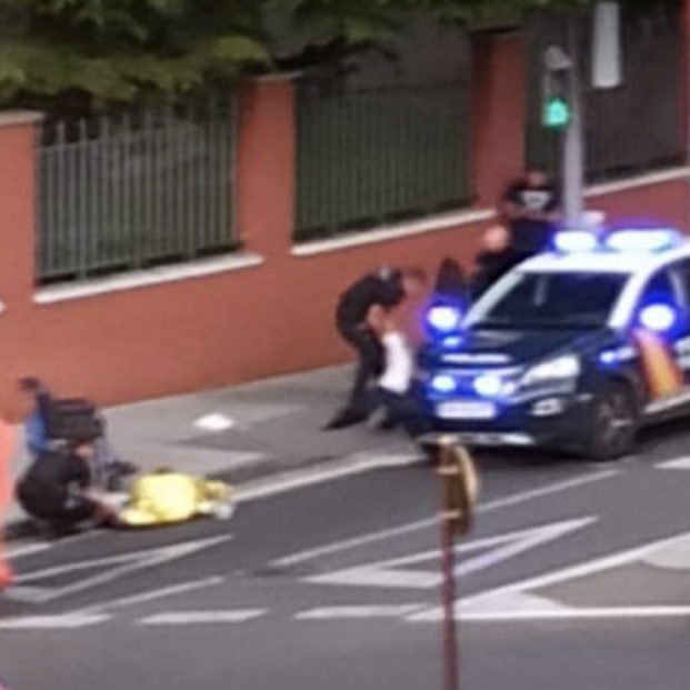 Una mujer de 92 años resulta herida al caer de la silla de ruedas que llevaba su cuidadora ebria