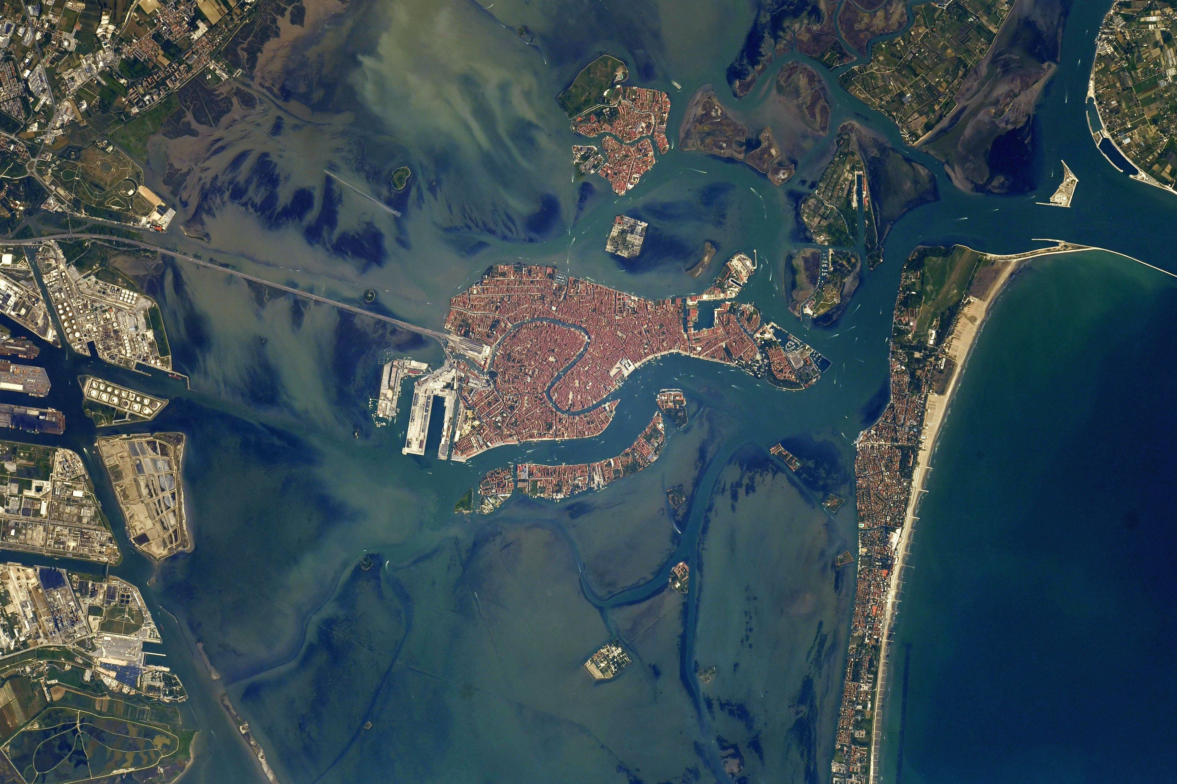 Un astronauta retrata desde las alturas ciudades y paisajes como nunca antes los habías visto Un astronauta retrata desde las alturas ciudades y paisajes como nunca antes los habías visto