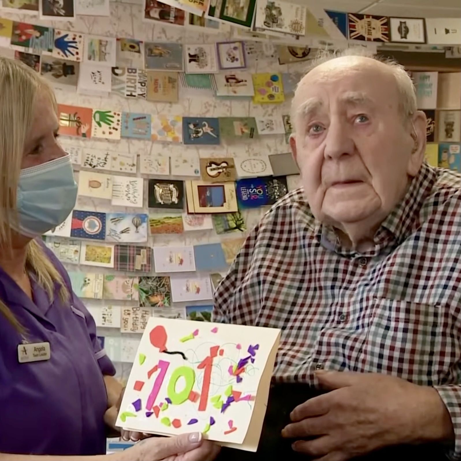 El cumpleaños más conmovedor: un veterano de guerra cumple 101 años y recibe 5.000 felicitaciones (Foto: Captura de vídeo de ITV News)