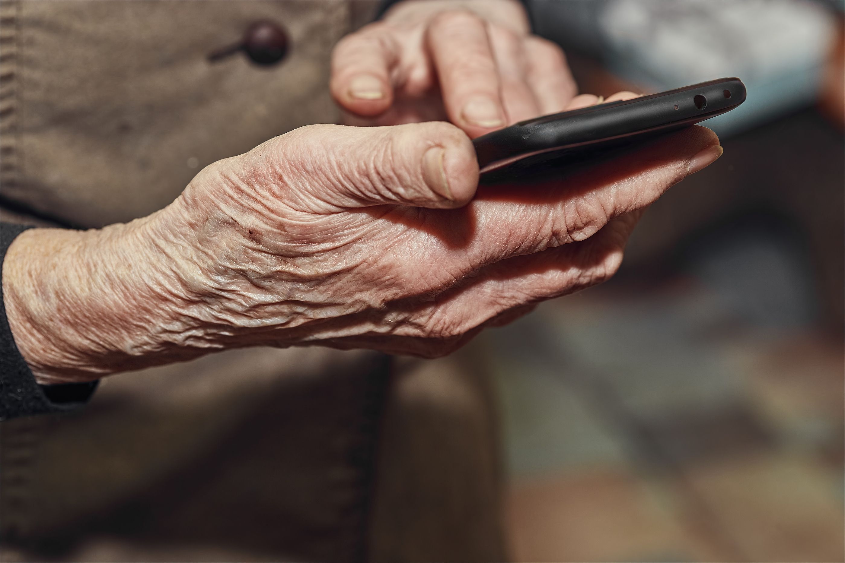 Pilar Rubio, 81 años, un ejemplo del éxito de la inclusión digital en las personas mayores. Foto: Bigstock
