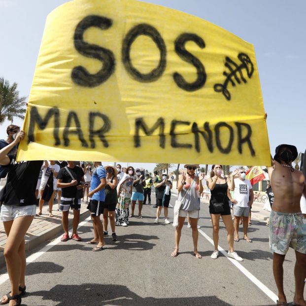 EuropaPress 3891834 varias personas participan protesta defensa mar menor paso vuelta ciclista