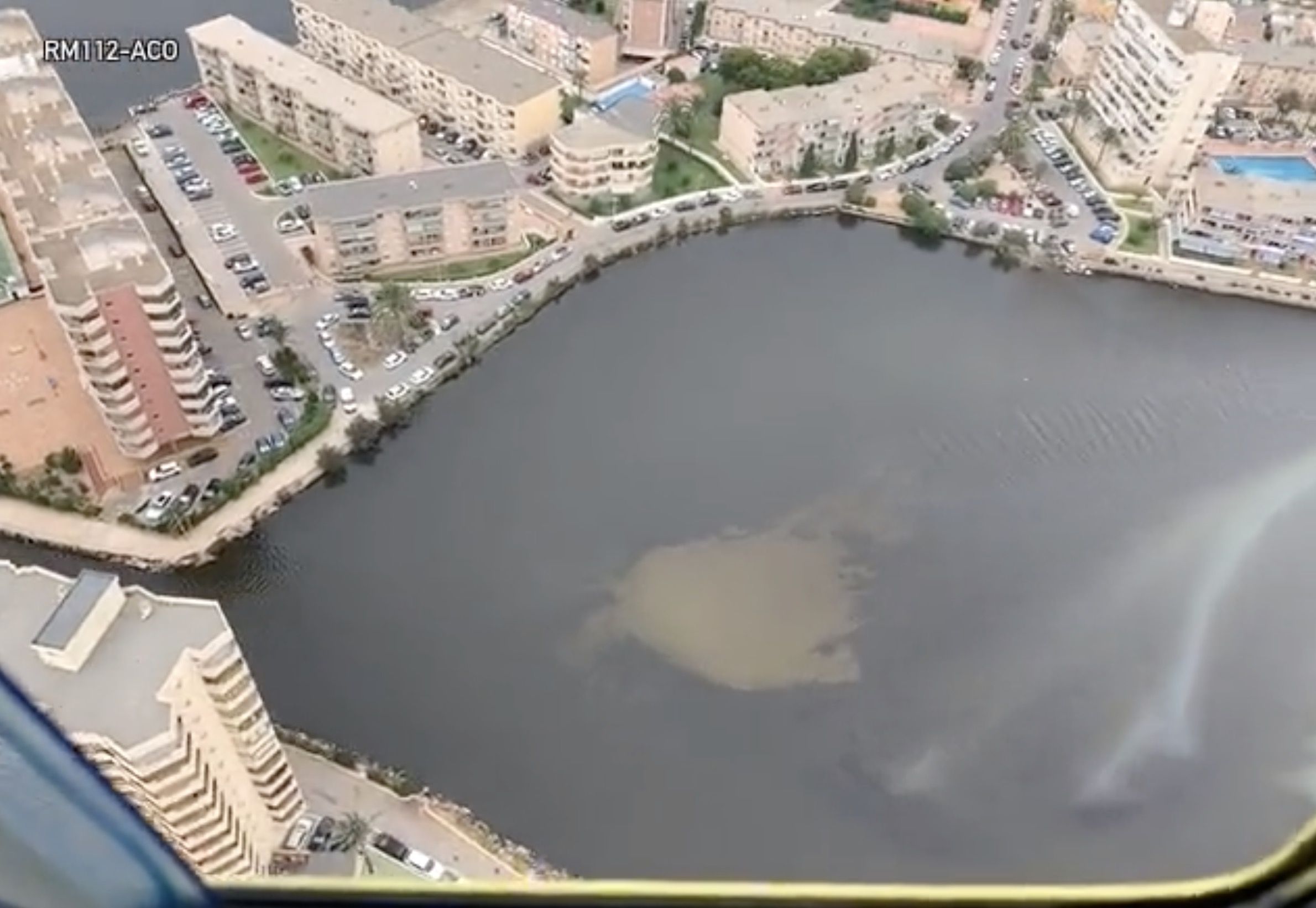 Así se ve desde el aire la mancha negra que está matando a los peces en el Mar Menor