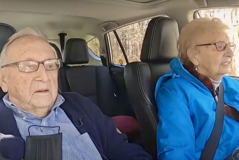 La pareja de 95 años disfruta de su libertad después de recibir la vacuna del coronavirus (Foto: captura de vídeo de 'CBS News')