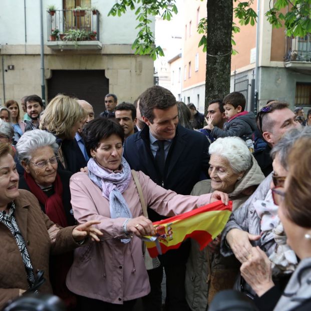 El presidente del PP Pablo Casado se hace una fotografía con asistentes a una ofrenda floral a la Virgen Dolorosa en Pamplona