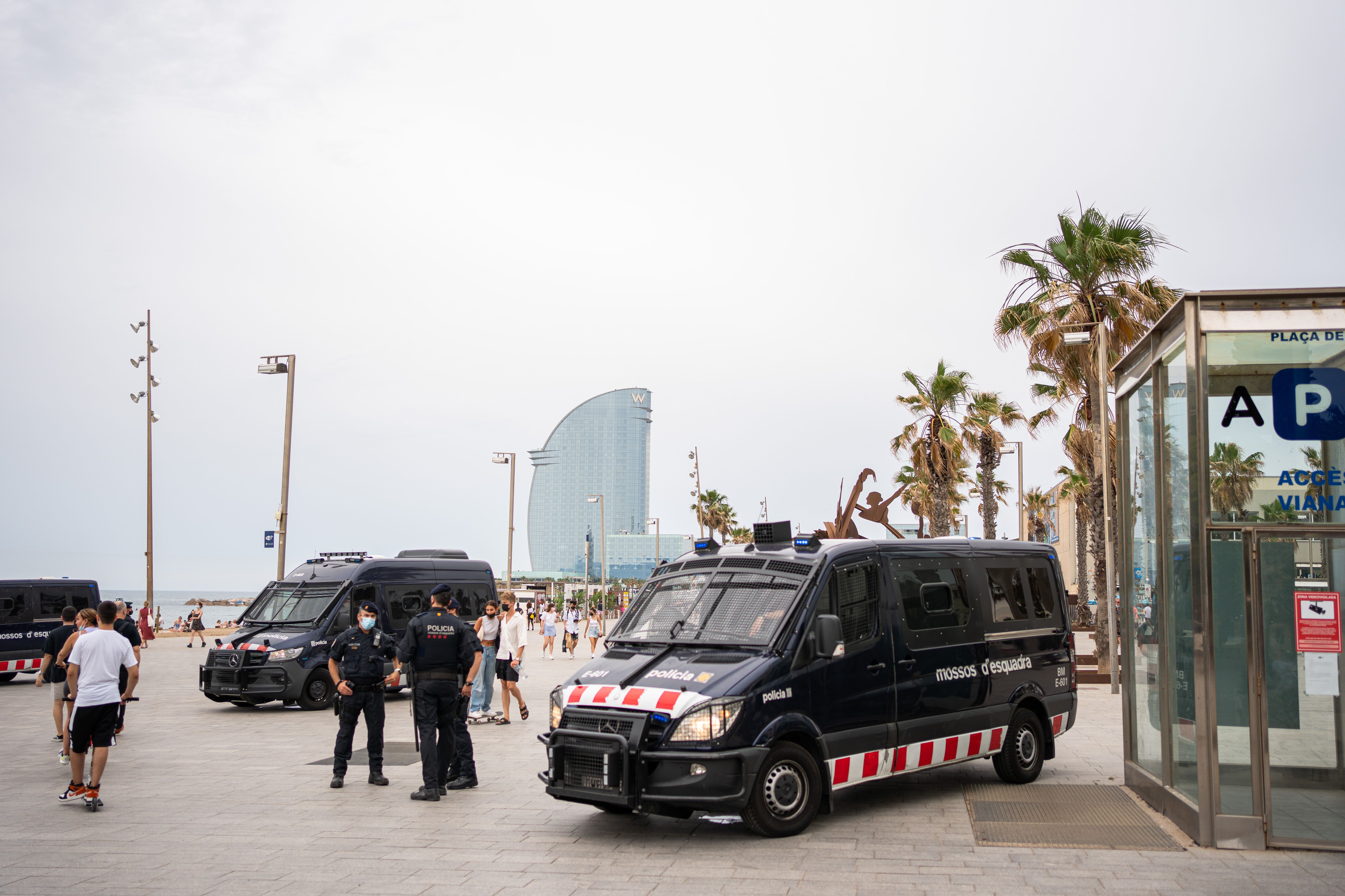 EuropaPress 3785841 dos furgones mossos desquadra concentracion contra visita rey felipe vi