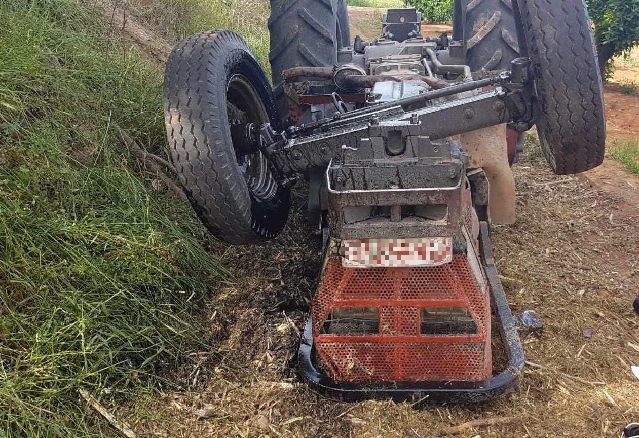 Tractor accidentado. Europa Press Tractor accidentado. Europa Press