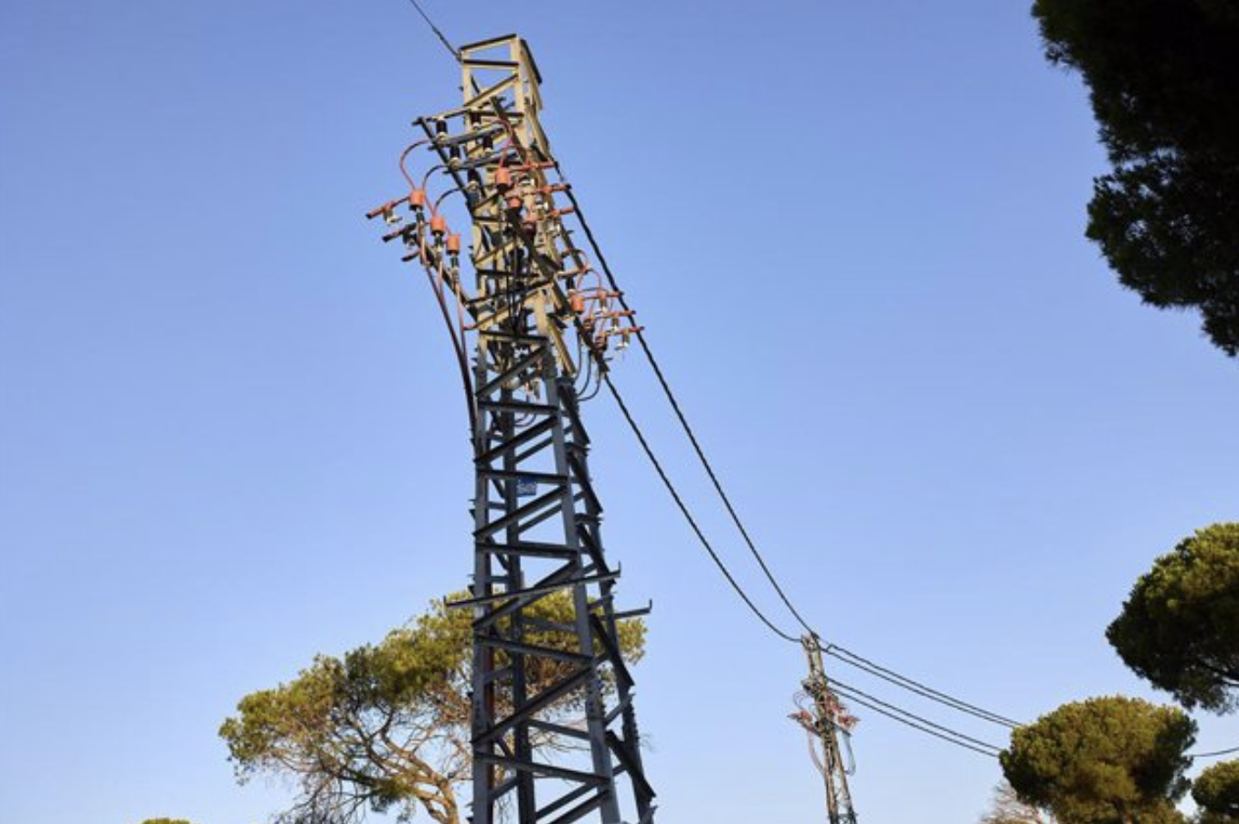 El precio de luz cae este viernes un 3% desde su récord histórico y se sitúa en los 118,99 euros/MWh. Foto: Europa Press