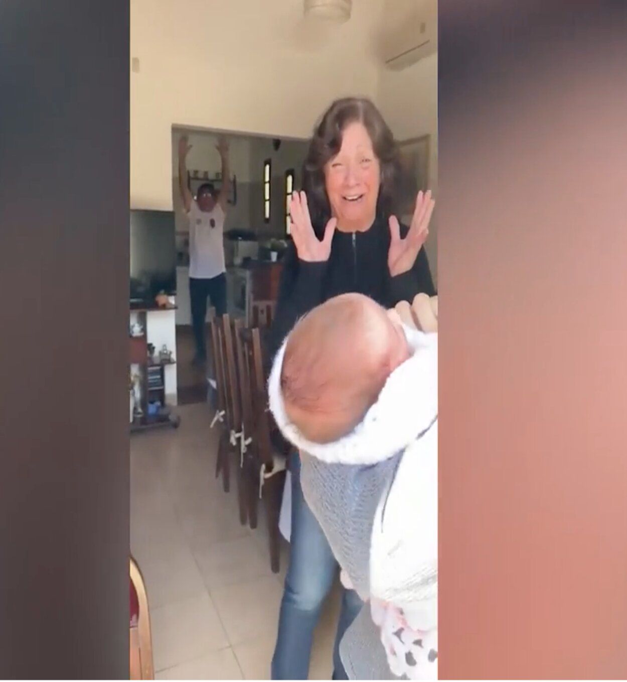 VÍDEO: La emotiva reacción de dos abuelos al conocer a su nieta recién nacida