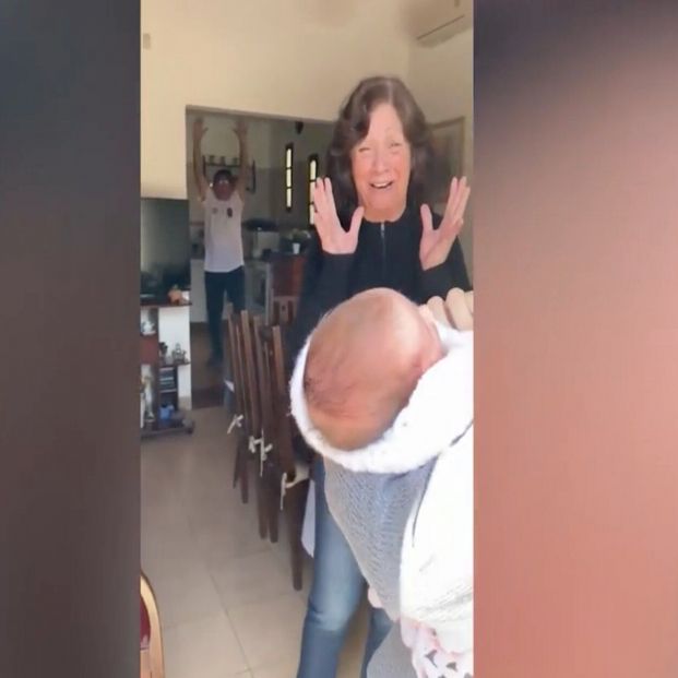 VÍDEO: La emotiva reacción de dos abuelos al conocer a su nieta recién nacida