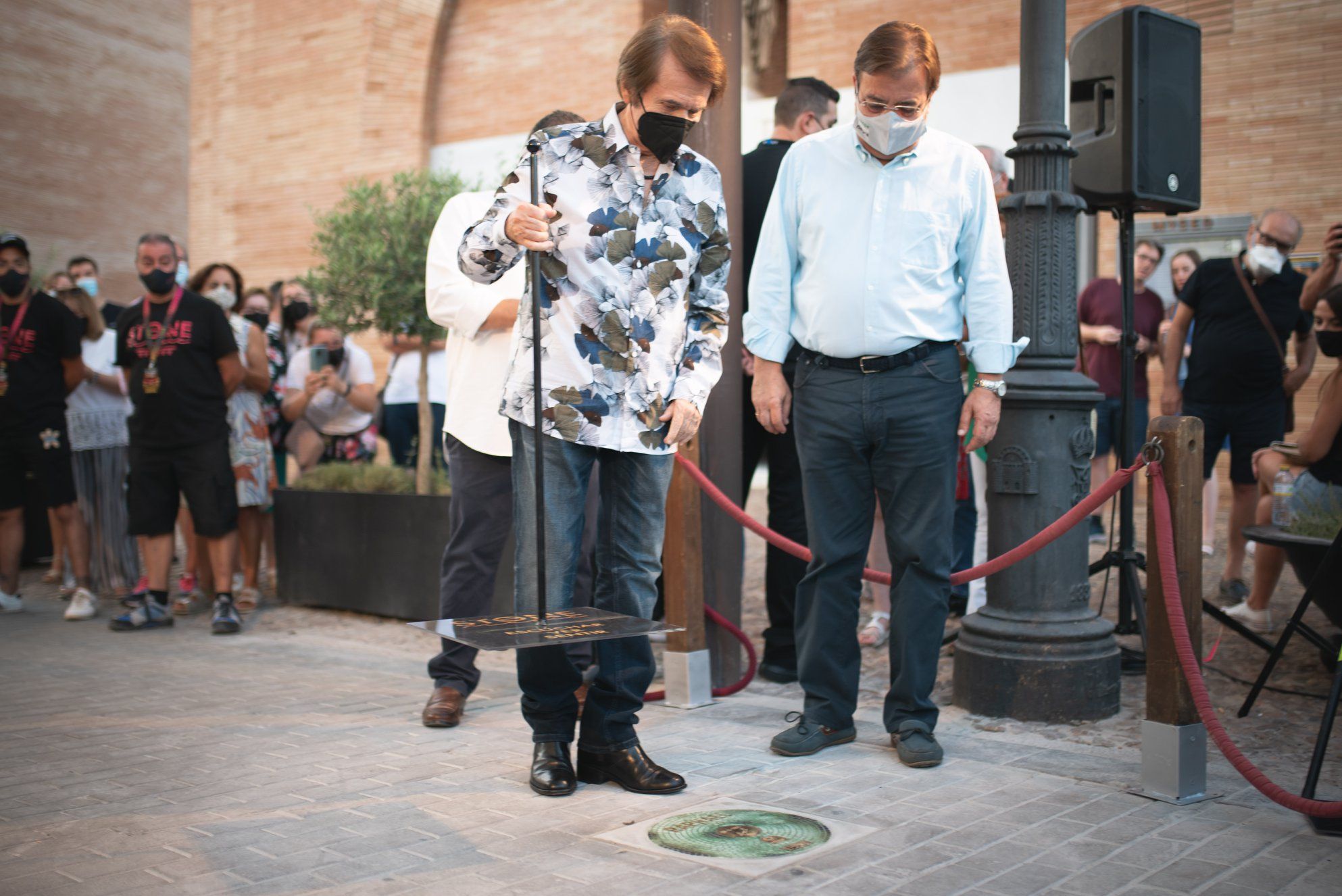 Raphael "ya forma parte de la ciudad de Mérida" tras descubrir su placa