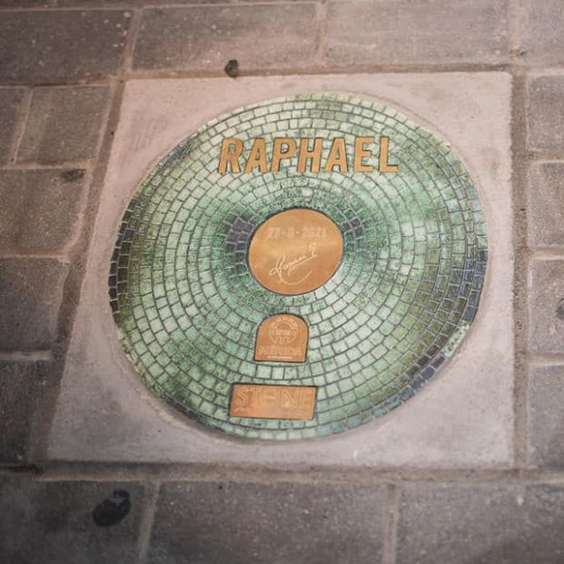 Raphael "ya forma parte de la ciudad de Mérida" tras descubrir su placa