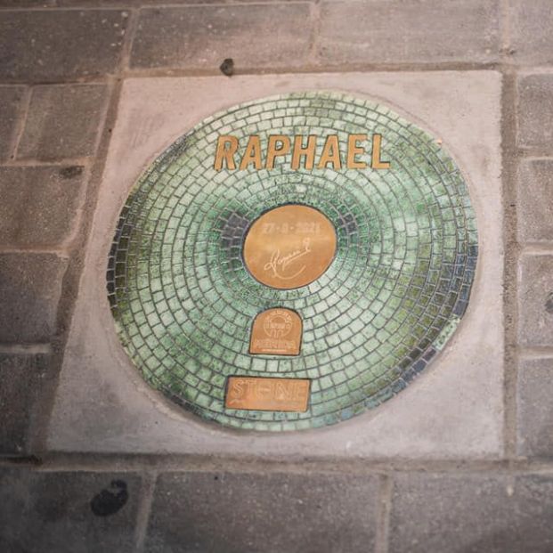 Raphael "ya forma parte de la ciudad de Mérida" tras descubrir su placa Raphael "ya forma parte de la ciudad de Mérida" tras descubrir su placa