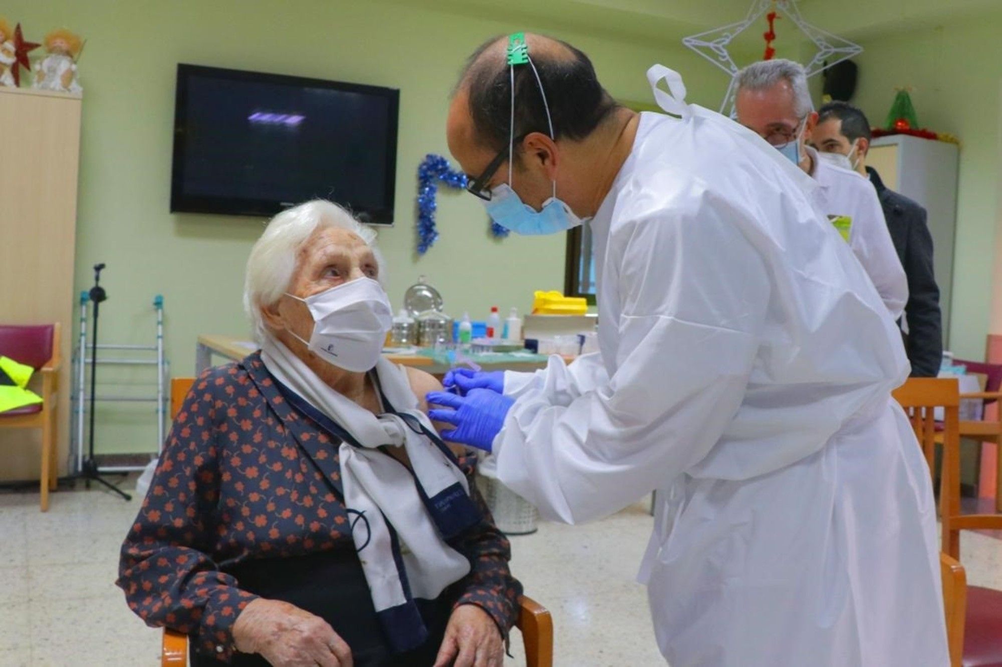 Los familiares piden comprobar la inmunidad en las residencias antes de poner la tercera dosis