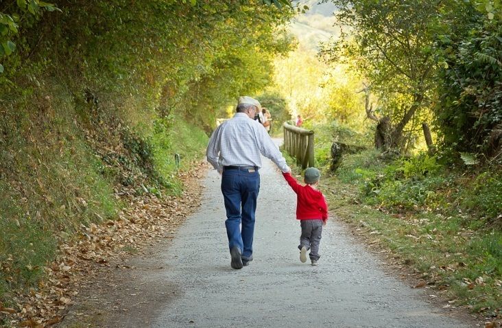 El 71% de las familias recurren a los abuelos para el cuidado de sus menores. Foto: Europa Press 