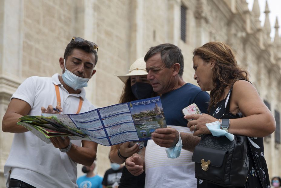 EuropaPress 3898484 turistas caminan centro ciudad 25 agosto 2021 sevilla andalucia espana