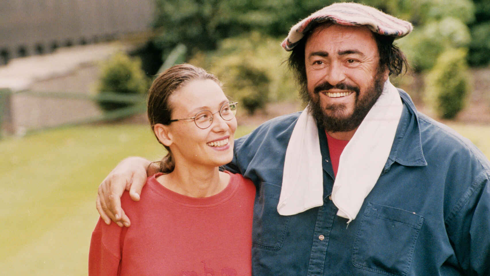 Luciano Pavarotti con Nicoletta Mantovani. Foto: Wikipedia