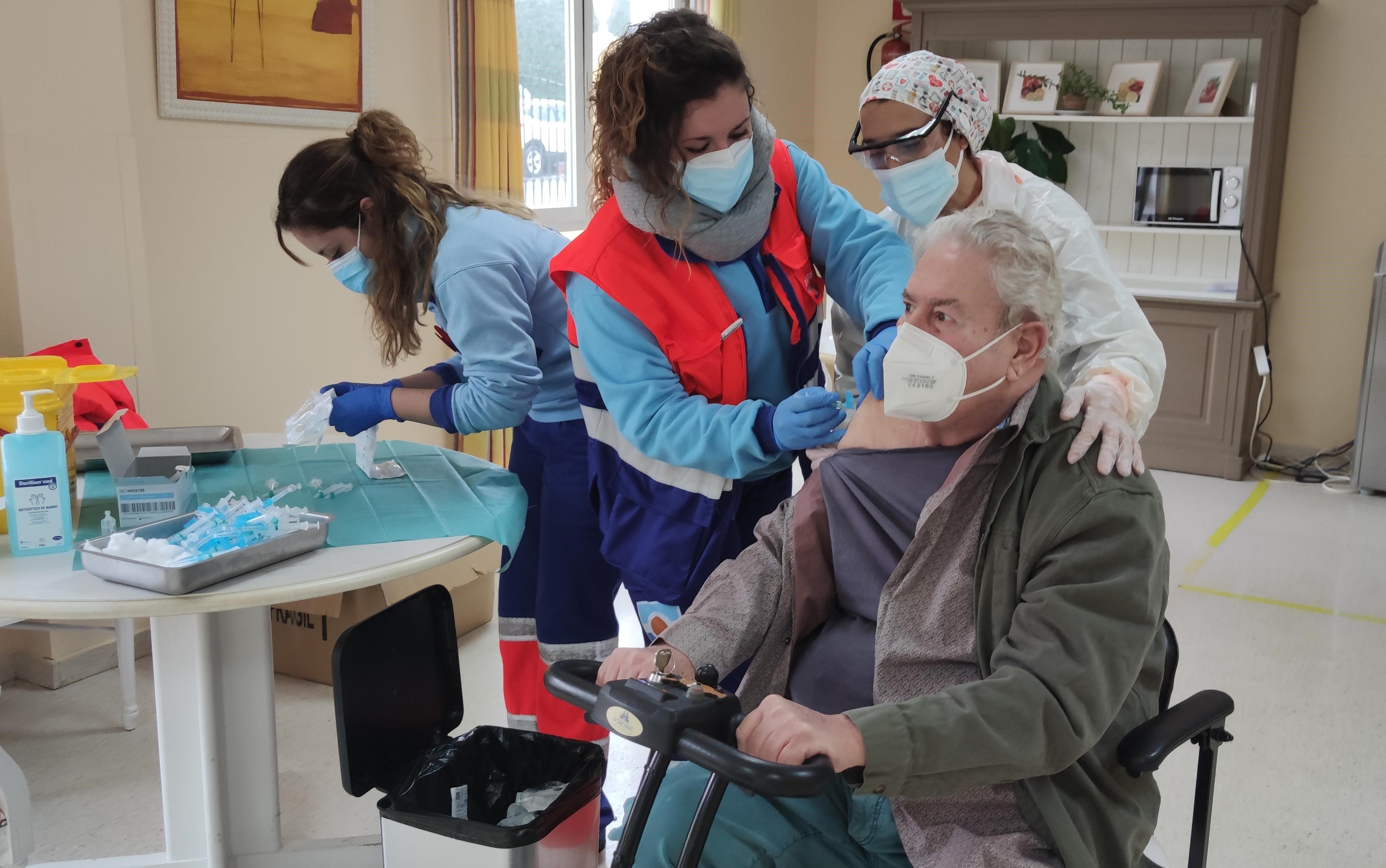 Esta es la razón por la que inyectar terceras dosis en las residencias podría ser contraproducente 