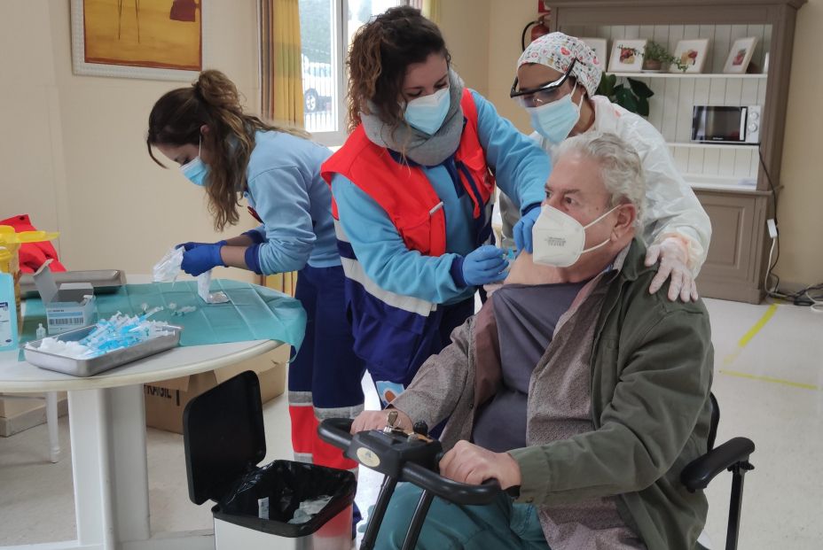 Esta es la razón por la que inyectar terceras dosis en las residencias podría ser contraproducente 