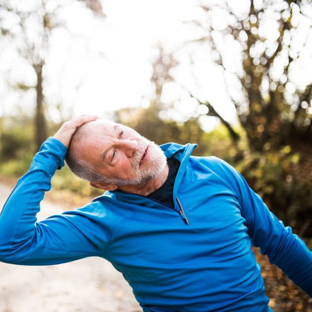 Hombre estirando el cuello y los hombros (bigstockphoto)