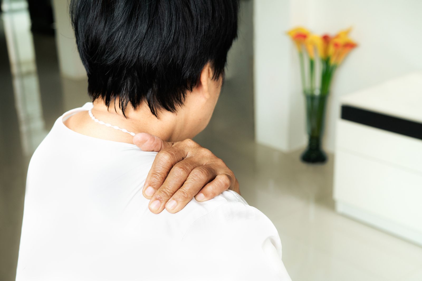 La tensión en los hombros es un síntoma muy habitual (bigstockphoto)