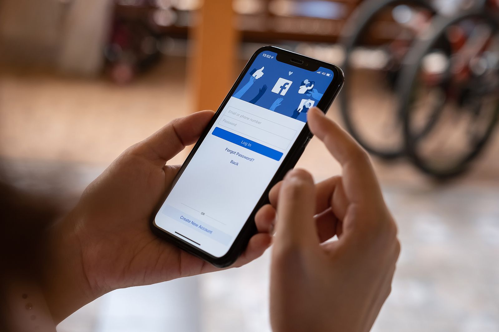 Realiza llamadas de voz y videollamadas desde Facebook Foto: bigstock