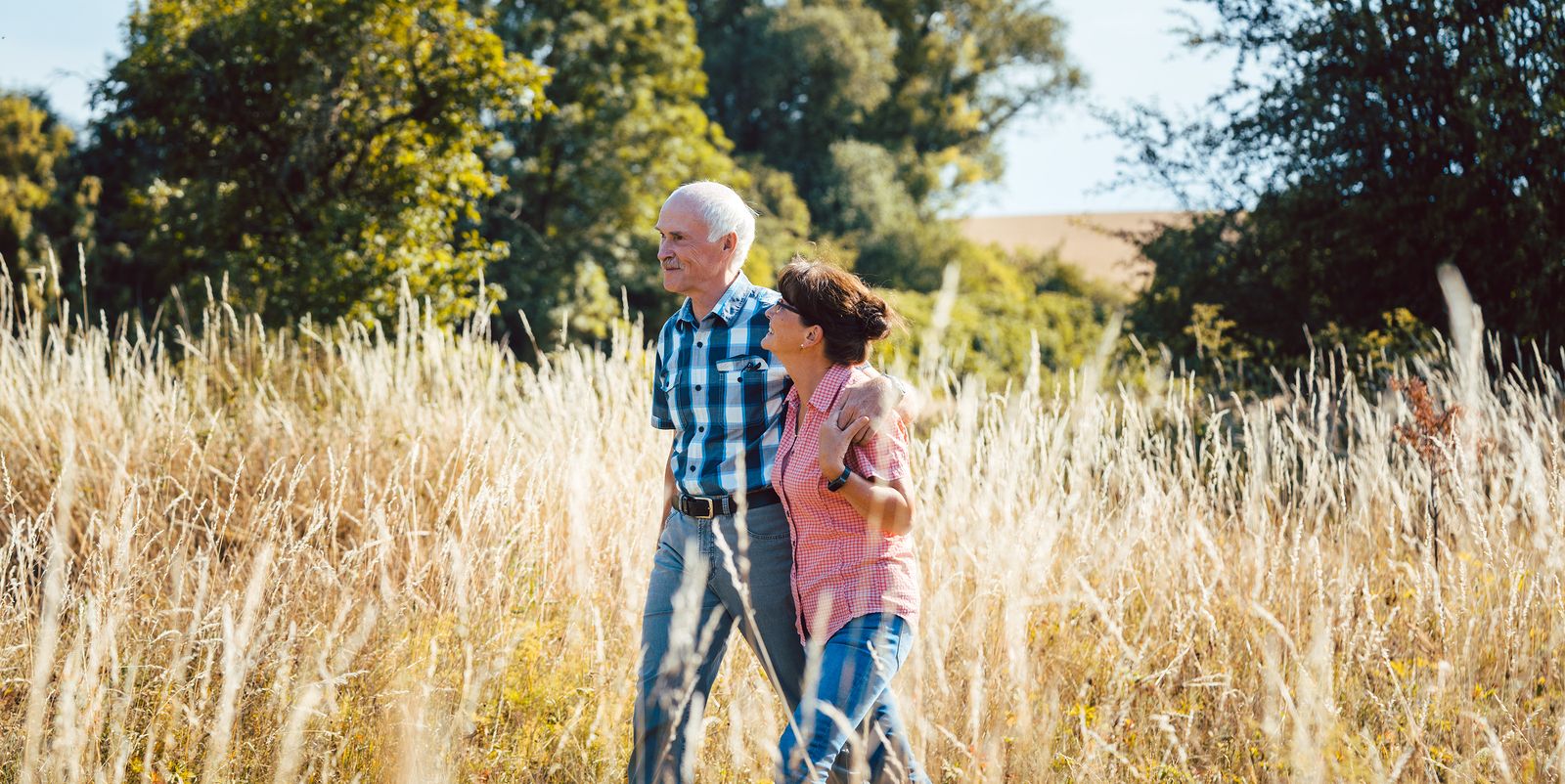 Personas paseando por el campo, donde aumenta sensiblemente la calidad del aire