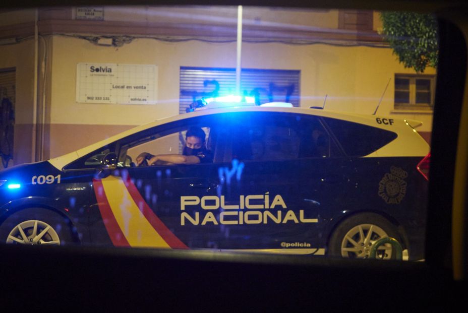 EuropaPress 3852069 agentes policia nacional patrullan ciudad pamplona primera noche entrada