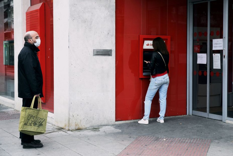 ¿Cuánto dinero puedo ingresar en el cajero sin levantar las sospechas de Hacienda? Foto: Europa Press