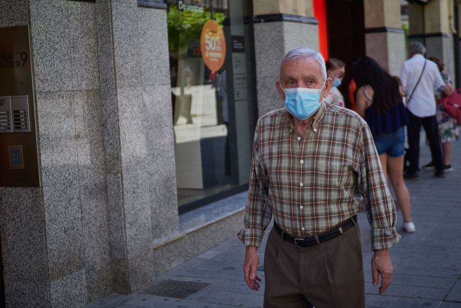 EuropaPress 3172204 hombre protegido mascarilla pasea calles pamplona encuentra fase (1)