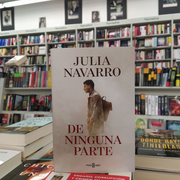 Julia Navarro publica su nueva novela 'De ninguna parte', en la que explora temas como el desarraigo