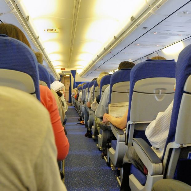 Buen comportamiento en un avión (bigstock)
