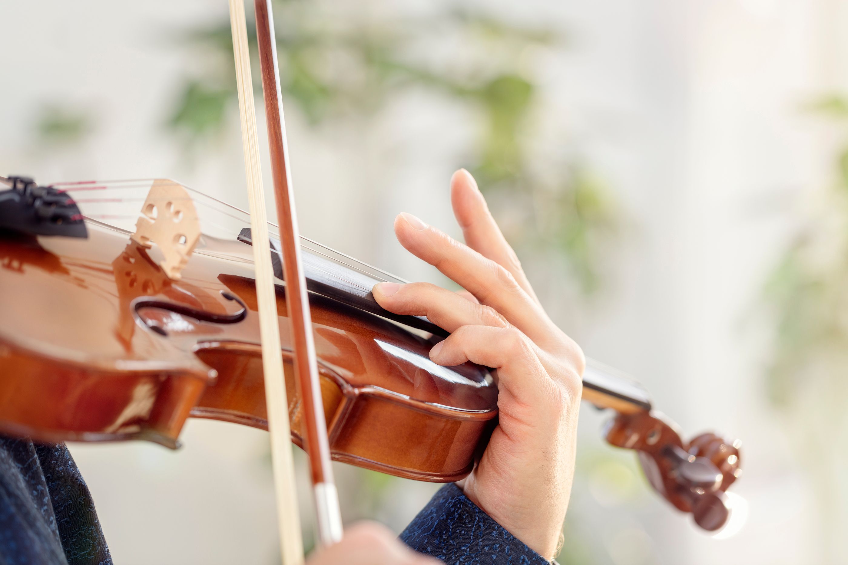 Un hombre de 74 años toca el violín en una evacuación por incendio y logra calmar la ansiedad (Foto: Bigstock)