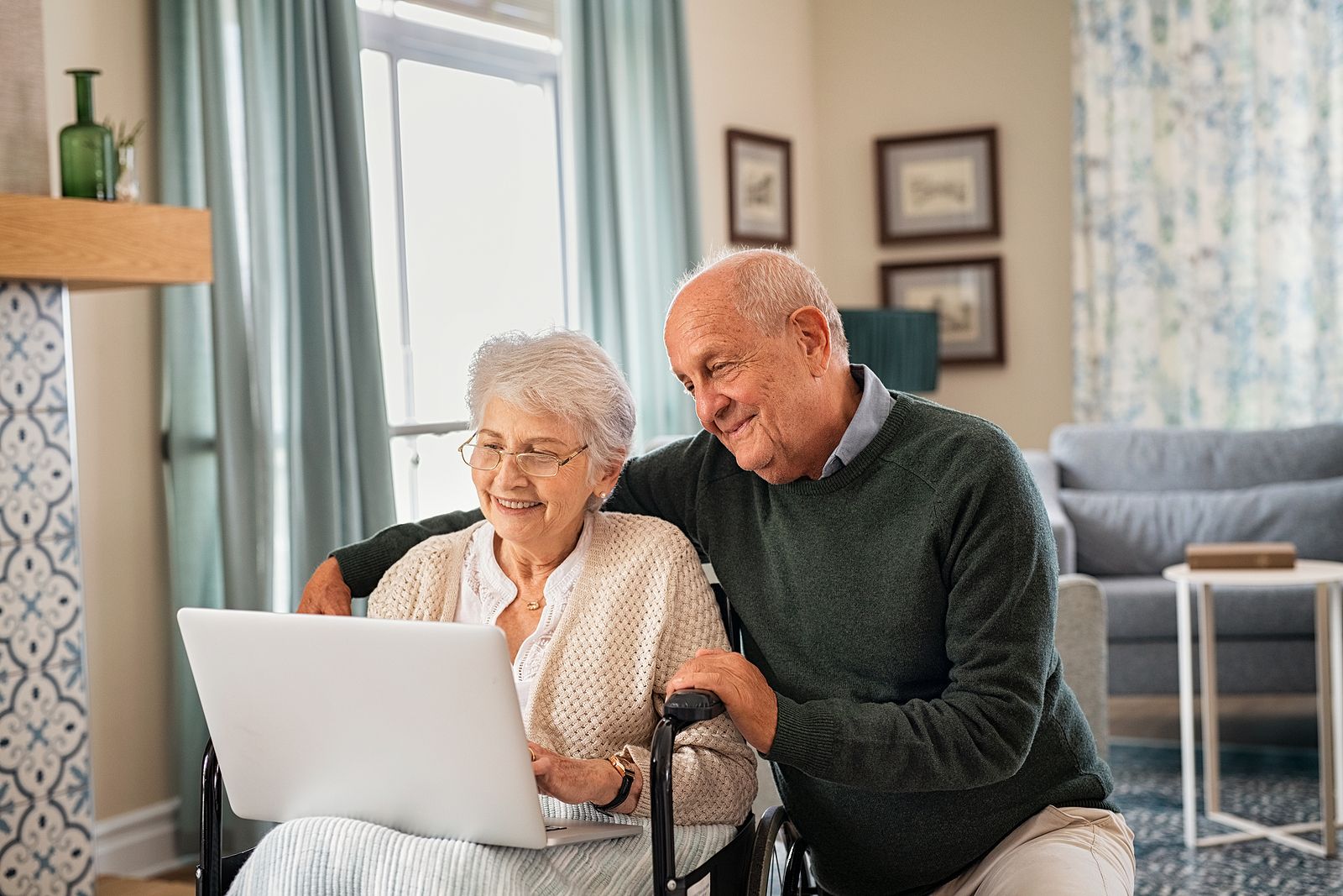 Andadores y ayudas para moverse con seguridad a la venta en Lidl (Foto Bigstock)