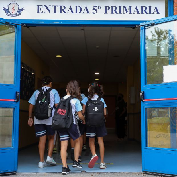 Las puertas de los colegios se llenan de abuelos: "Los recojo todos los días"