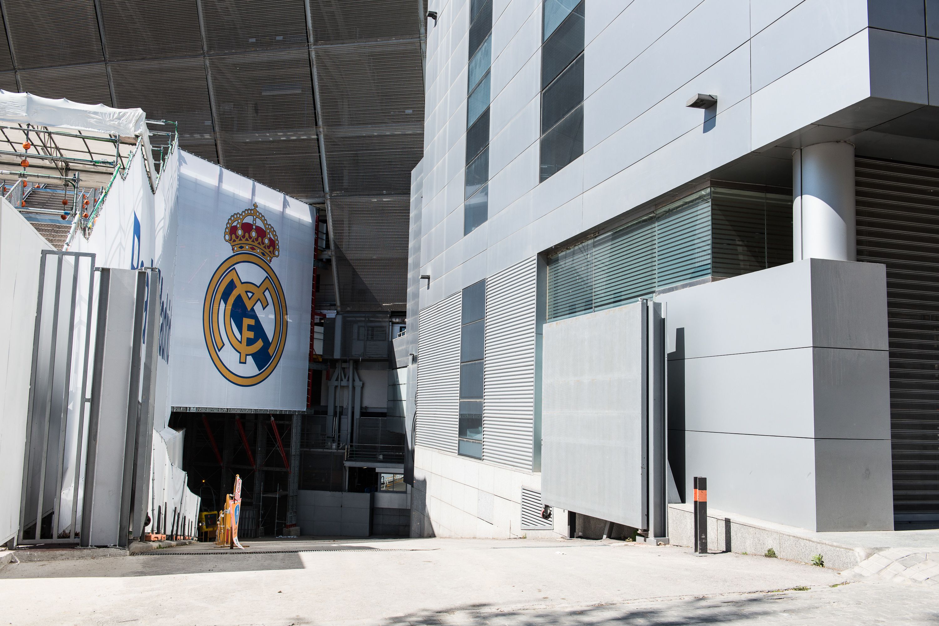El Real Madrid rectifica y permitirá que los socios más mayores sin smartphone puedan ir al Bernabéu
