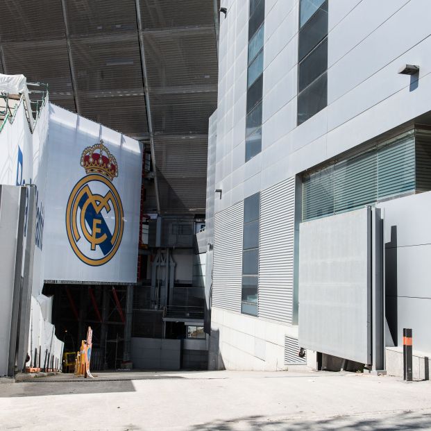 El Real Madrid rectifica y permitirá que los socios más mayores sin smartphone puedan ir al Bernabéu El Real Madrid rectifica y permitirá que los socios más mayores sin smartphone puedan ir al Bernabéu