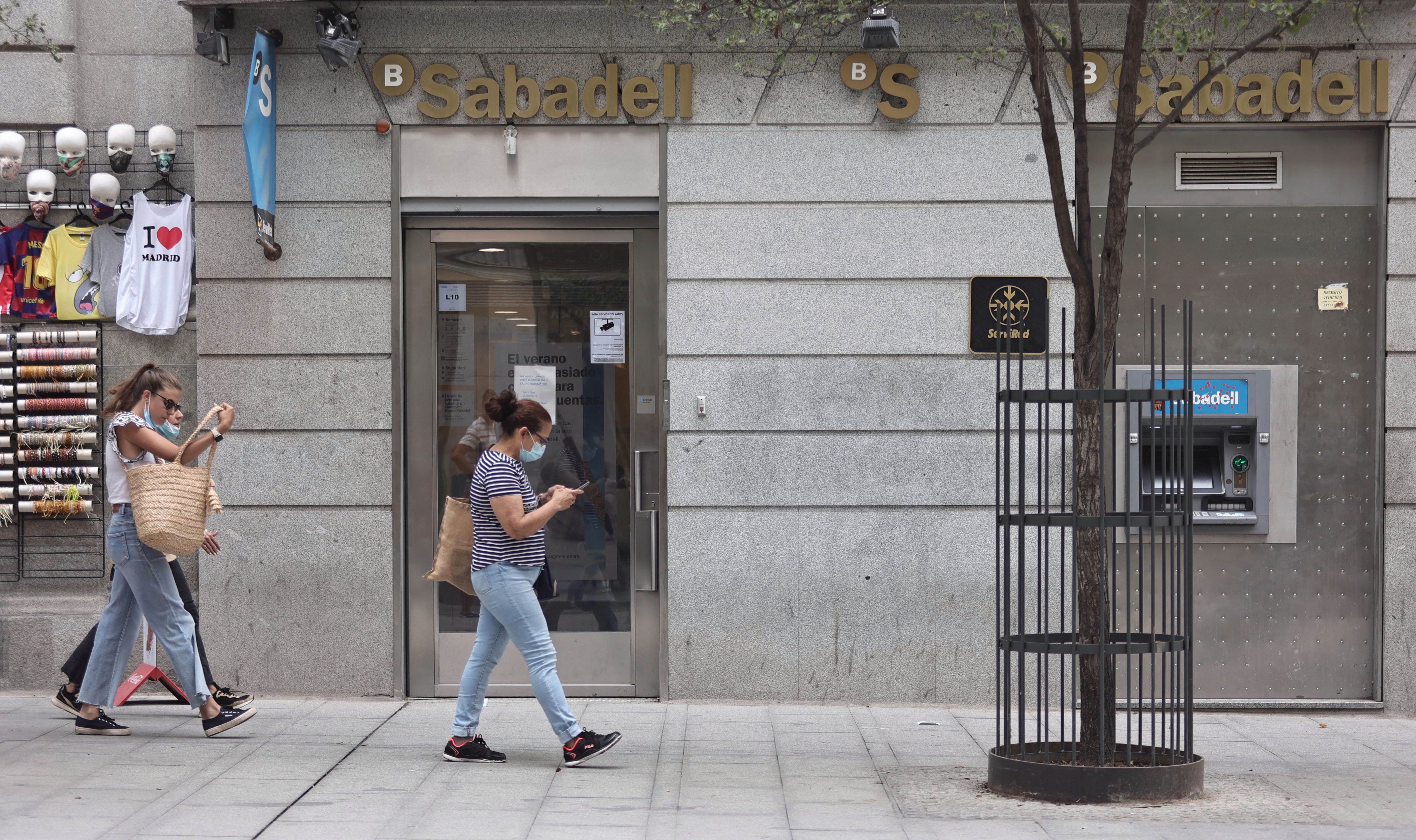 EuropaPress 3909918 dos mujeres pasan sucursal banco sabadell septiembre 2021 madrid espana