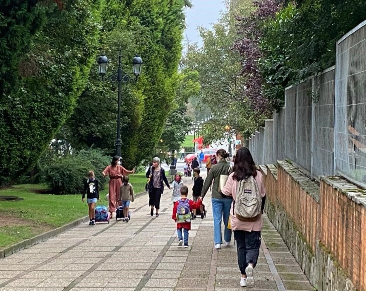 Las puertas de los colegios se llenan de abuelos esperando a sus nietos: "Los recojo todos los días" Las puertas de los colegios se llenan de abuelos esperando a sus nietos: "Los recojo todos los días"