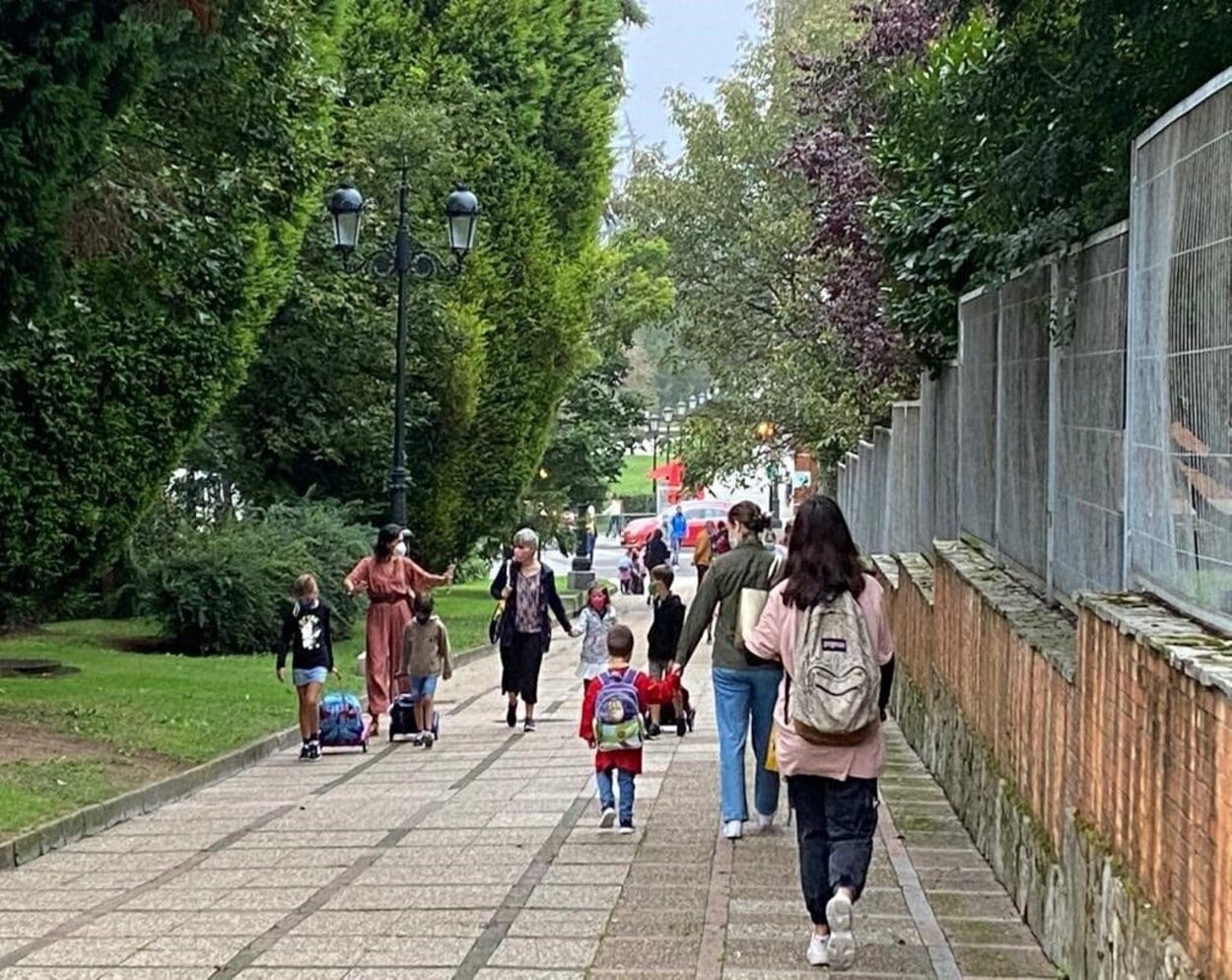 Las puertas de los colegios se llenan de abuelos esperando a sus nietos: "Los recojo todos los días"