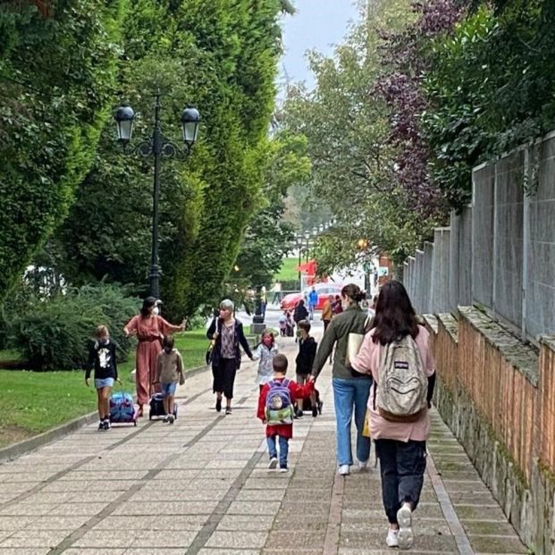 Las puertas de los colegios se llenan de abuelos esperando a sus nietos: "Los recojo todos los días" Las puertas de los colegios se llenan de abuelos esperando a sus nietos: "Los recojo todos los días"