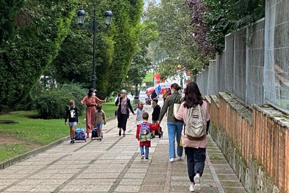 Las puertas de los colegios se llenan de abuelos esperando a sus nietos: "Los recojo todos los días" Las puertas de los colegios se llenan de abuelos esperando a sus nietos: "Los recojo todos los días"