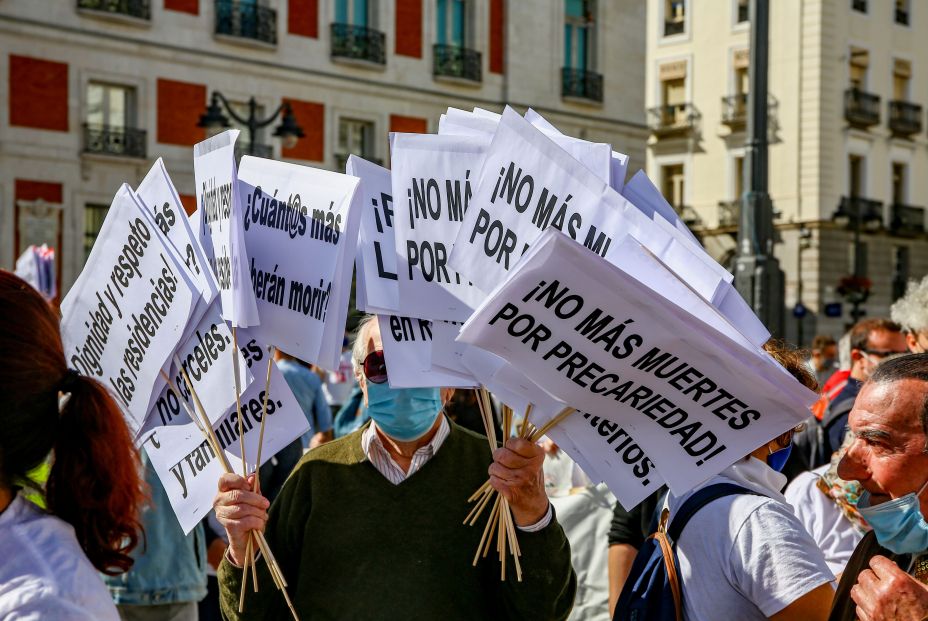 EuropaPress 3340277 componentes marea residencias sostienen pancartas manifestacion convocada