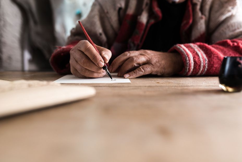 Jacinta Ortiz no sabía leer ni escribir y a sus 82 años acaba de publicar su cuarto libro. Foto: Bigstock